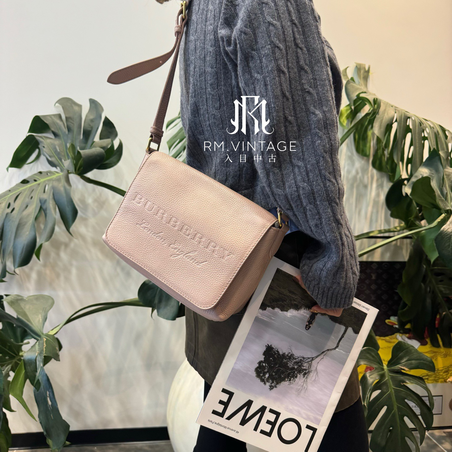 95新 BURBERRY/博柏利 入目 裸粉色翻盖邮差单肩包 95044