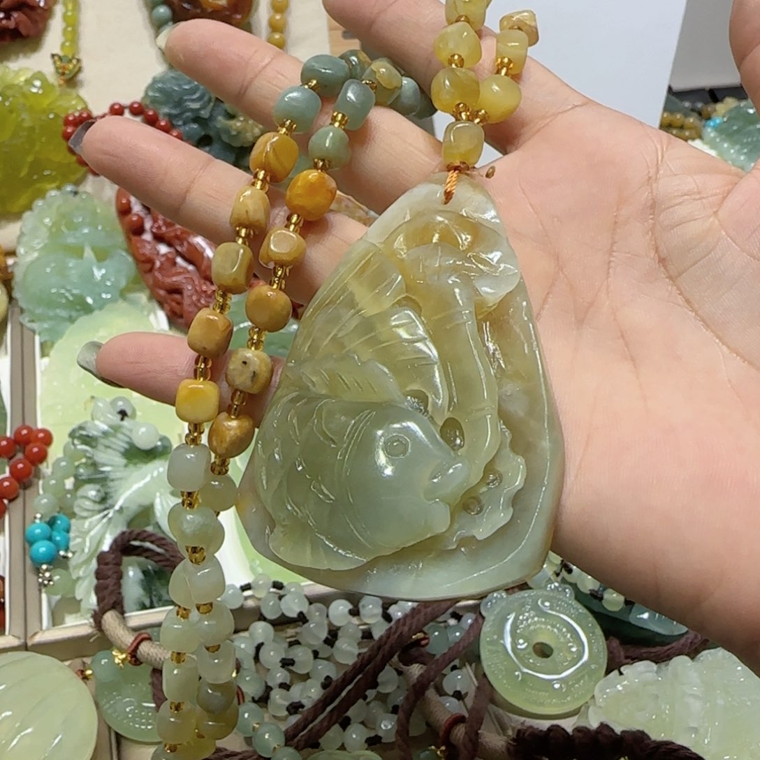 未镶嵌蛇纹石玉吊坠