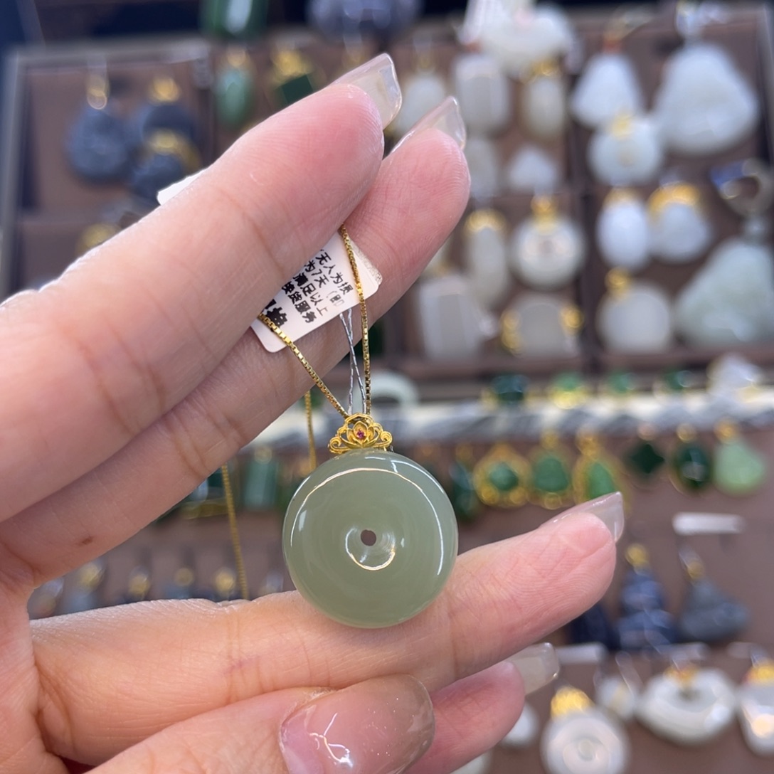 和田玉吊坠18K金镶嵌