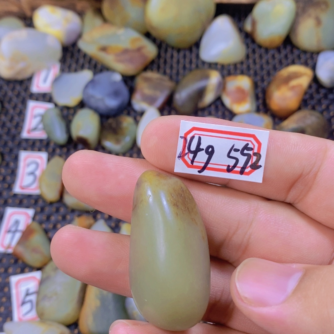 颈饰未镶嵌和田玉（糖玉）