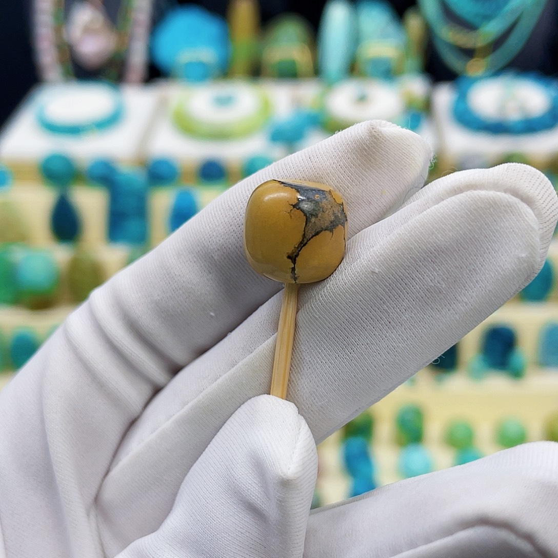 绿松石未镶嵌颈饰