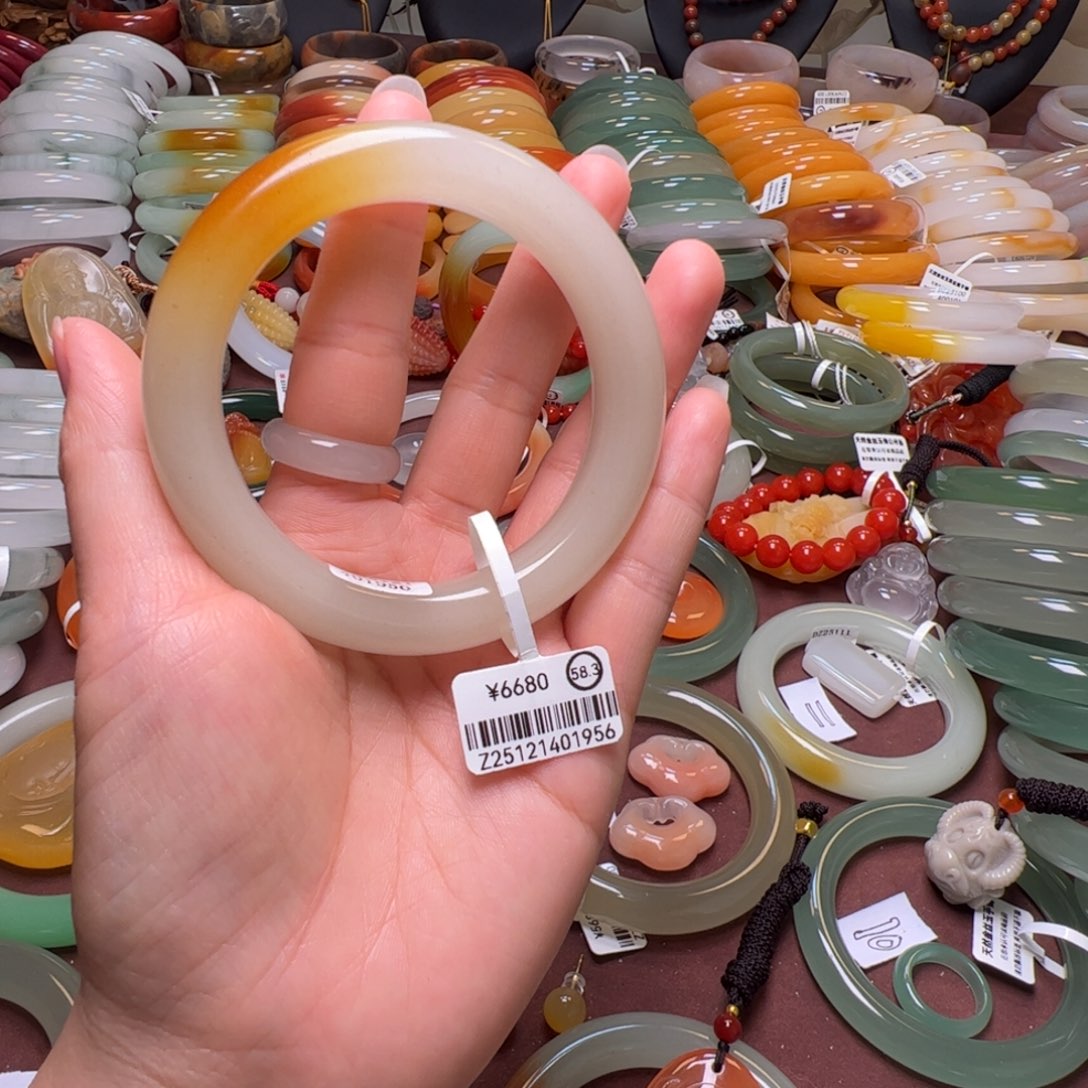 烟***月石英岩玉未镶嵌手镯