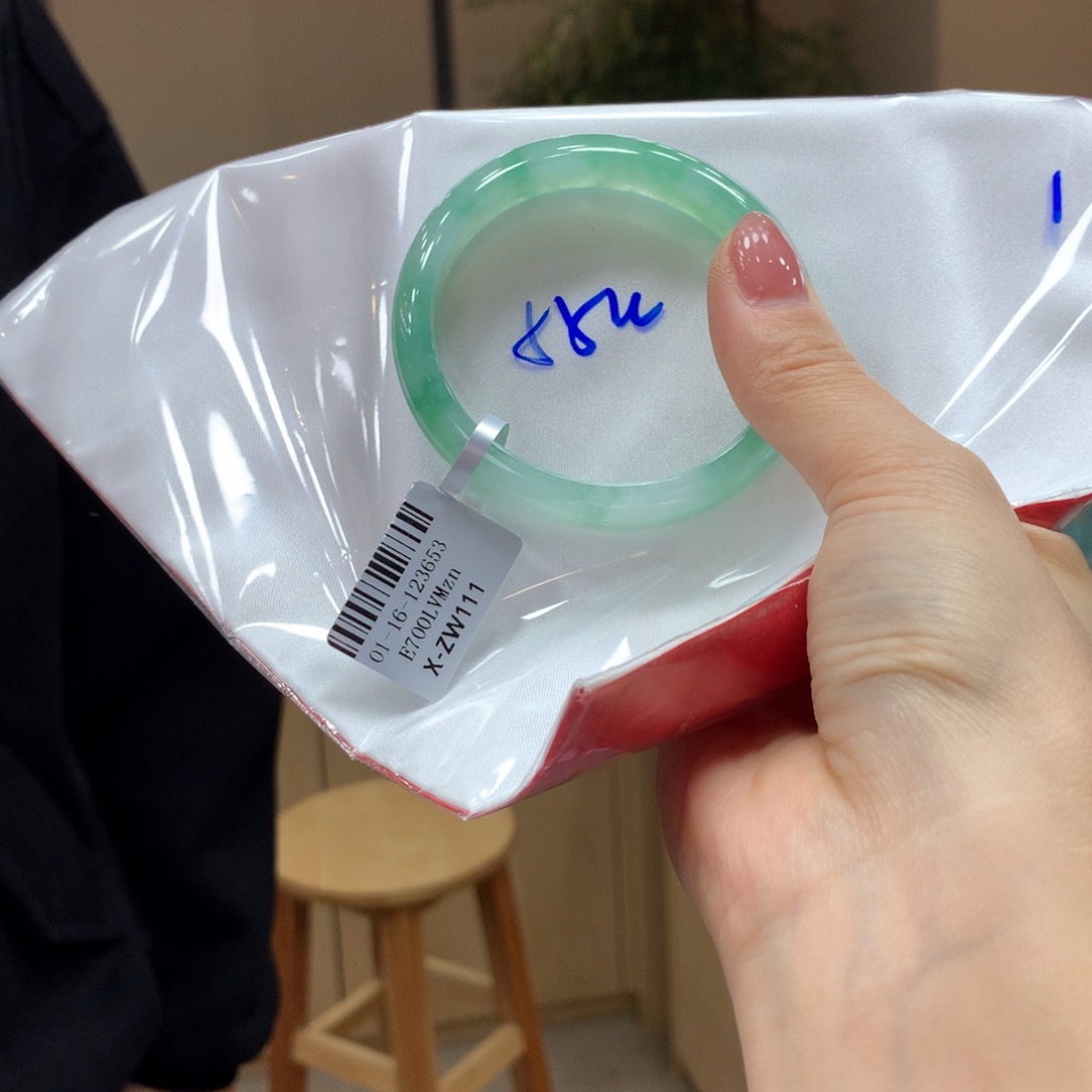 翡翠手镯未镶嵌不退不换