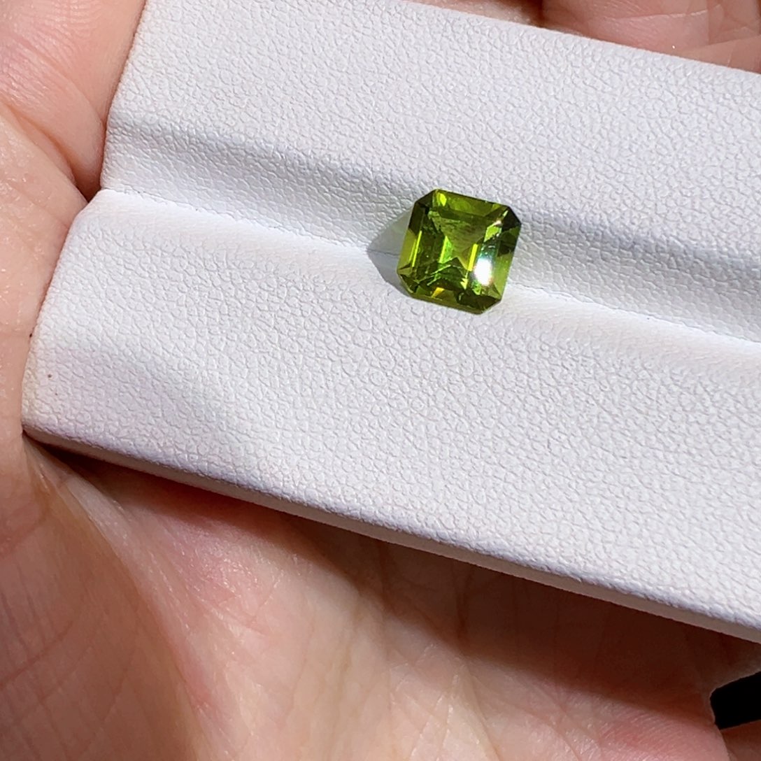 橄榄石裸石未镶嵌2ct7mm