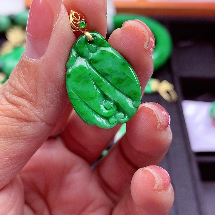 翡翠颈饰18K金镶嵌翡翠