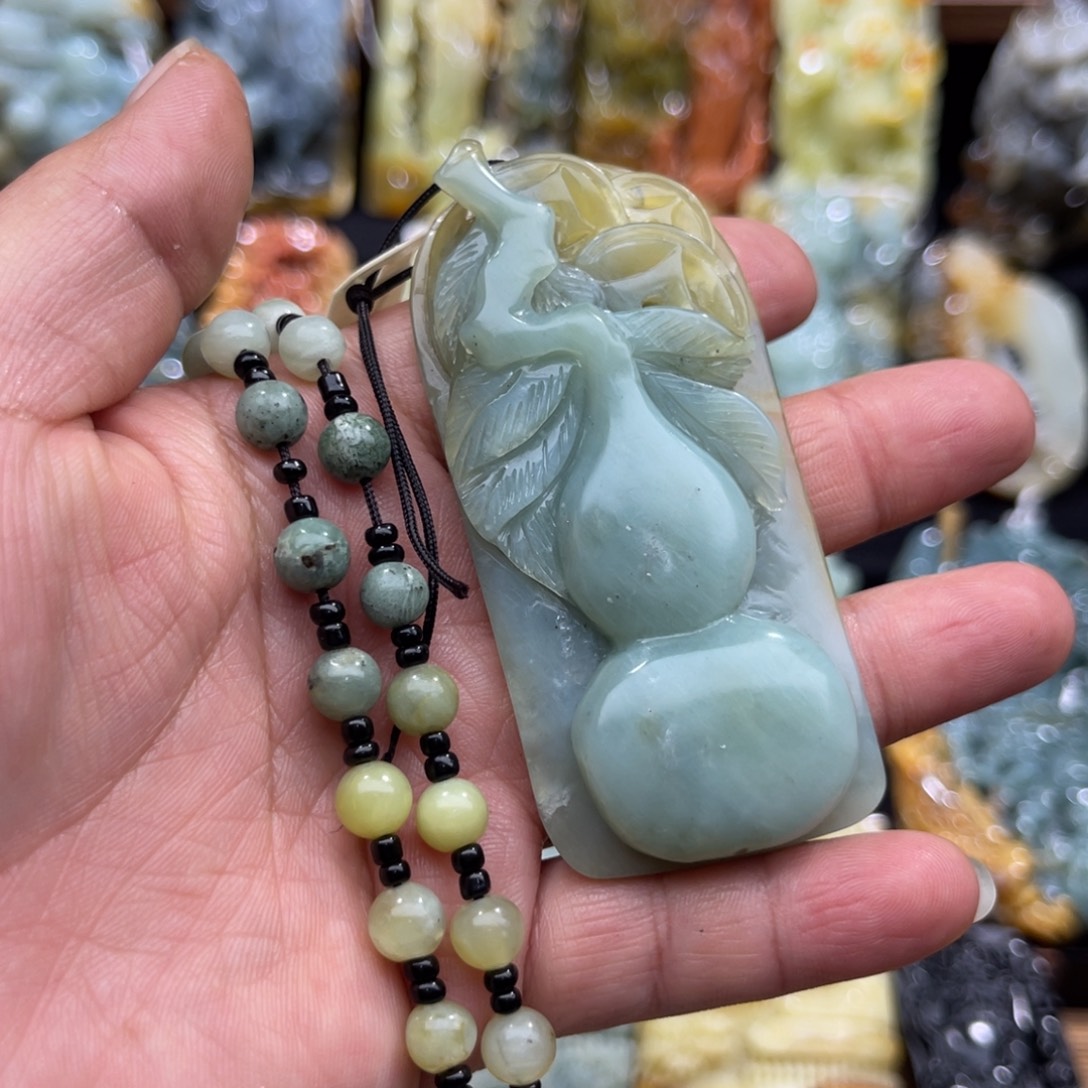 蛇纹石玉未镶嵌颈饰