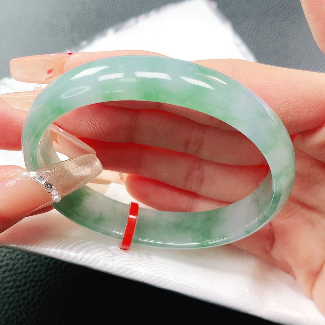 翡翠手镯未镶嵌56贵