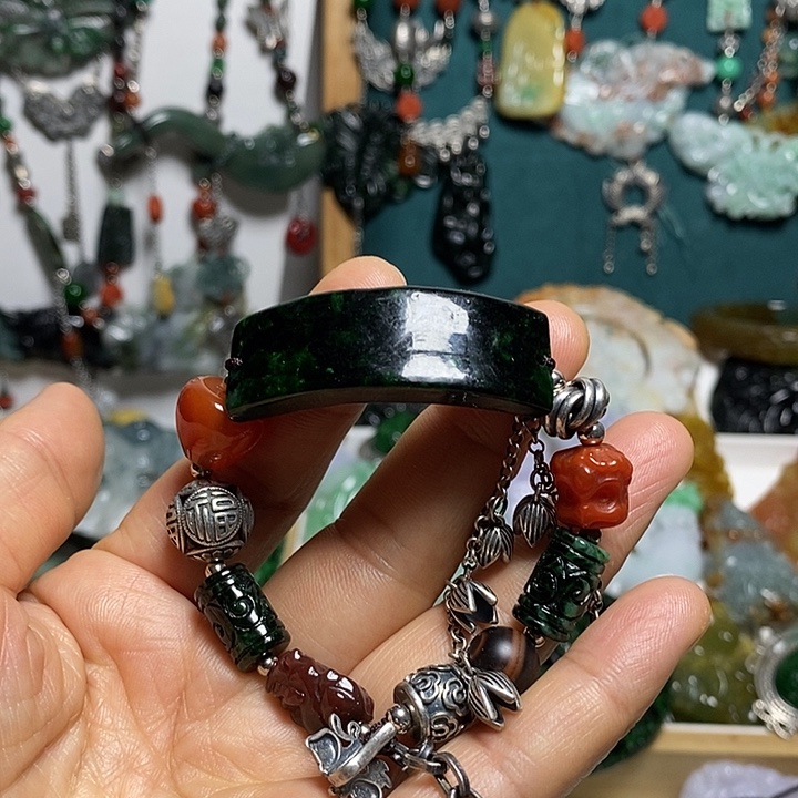 翡翠未镶嵌吊坠(赠链)