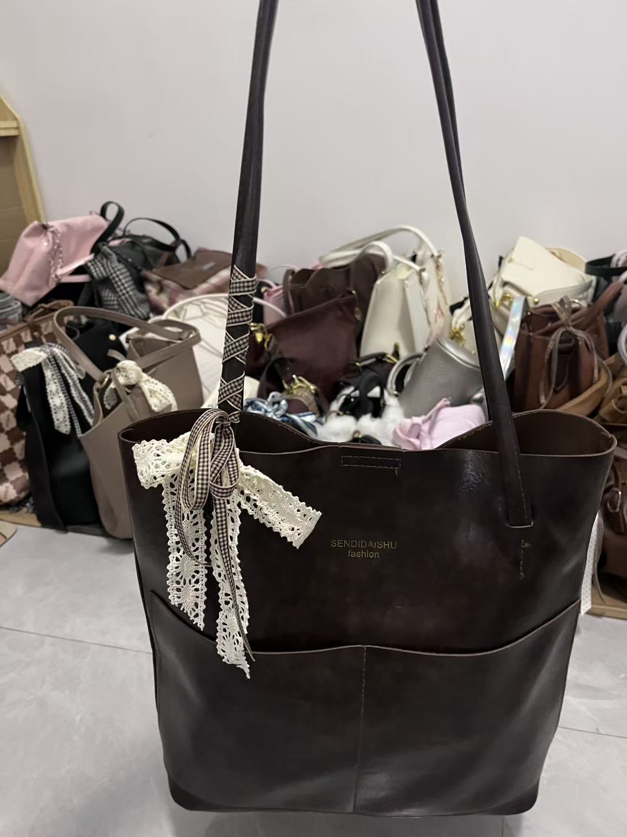 【281-320】磁扣大托特防刮单肩包时尚车缝线水桶包单根斜跨包