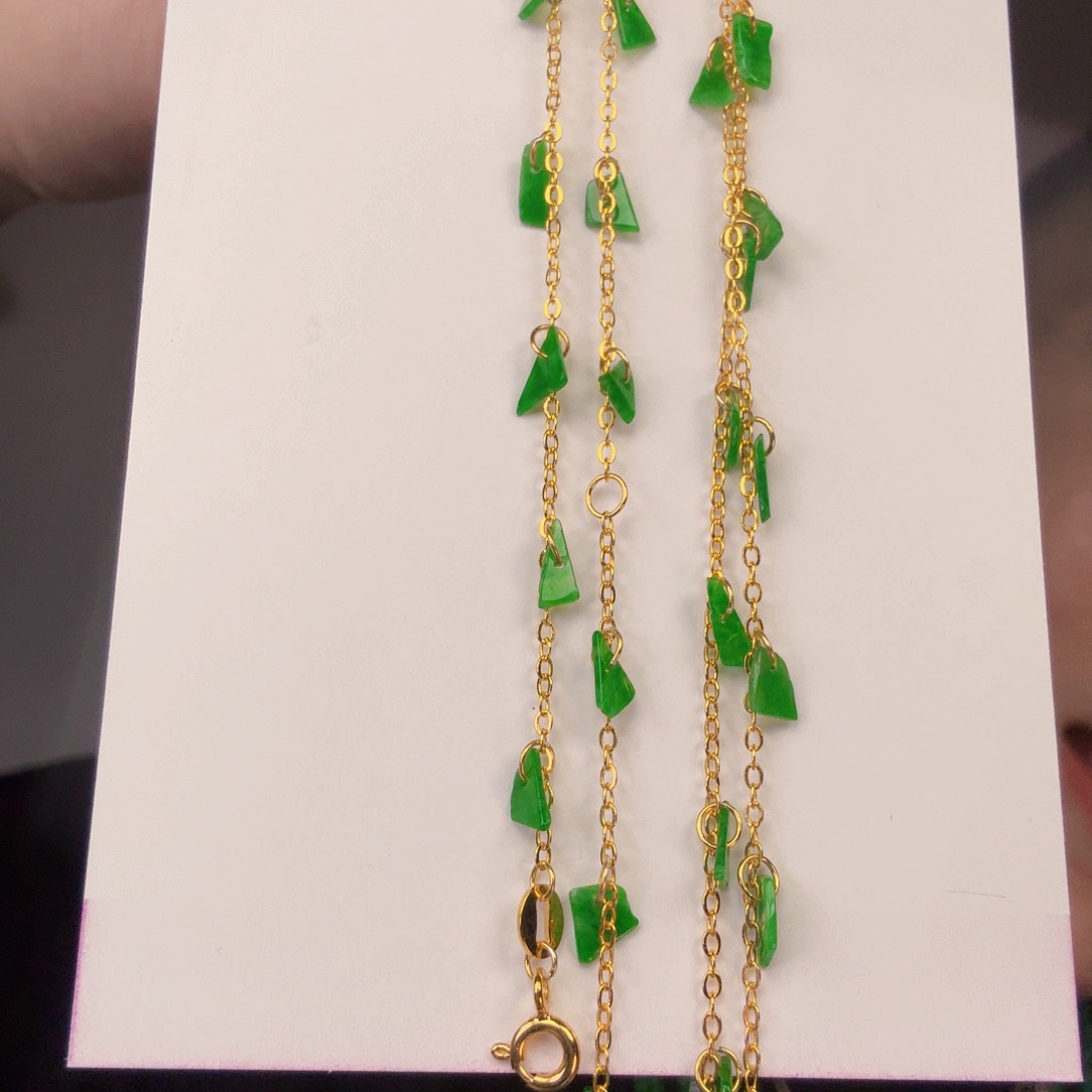 翡翠未镶嵌颈饰一件