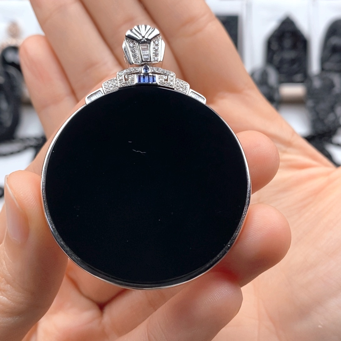 颈饰18K金镶嵌翡翠b****9无事牌