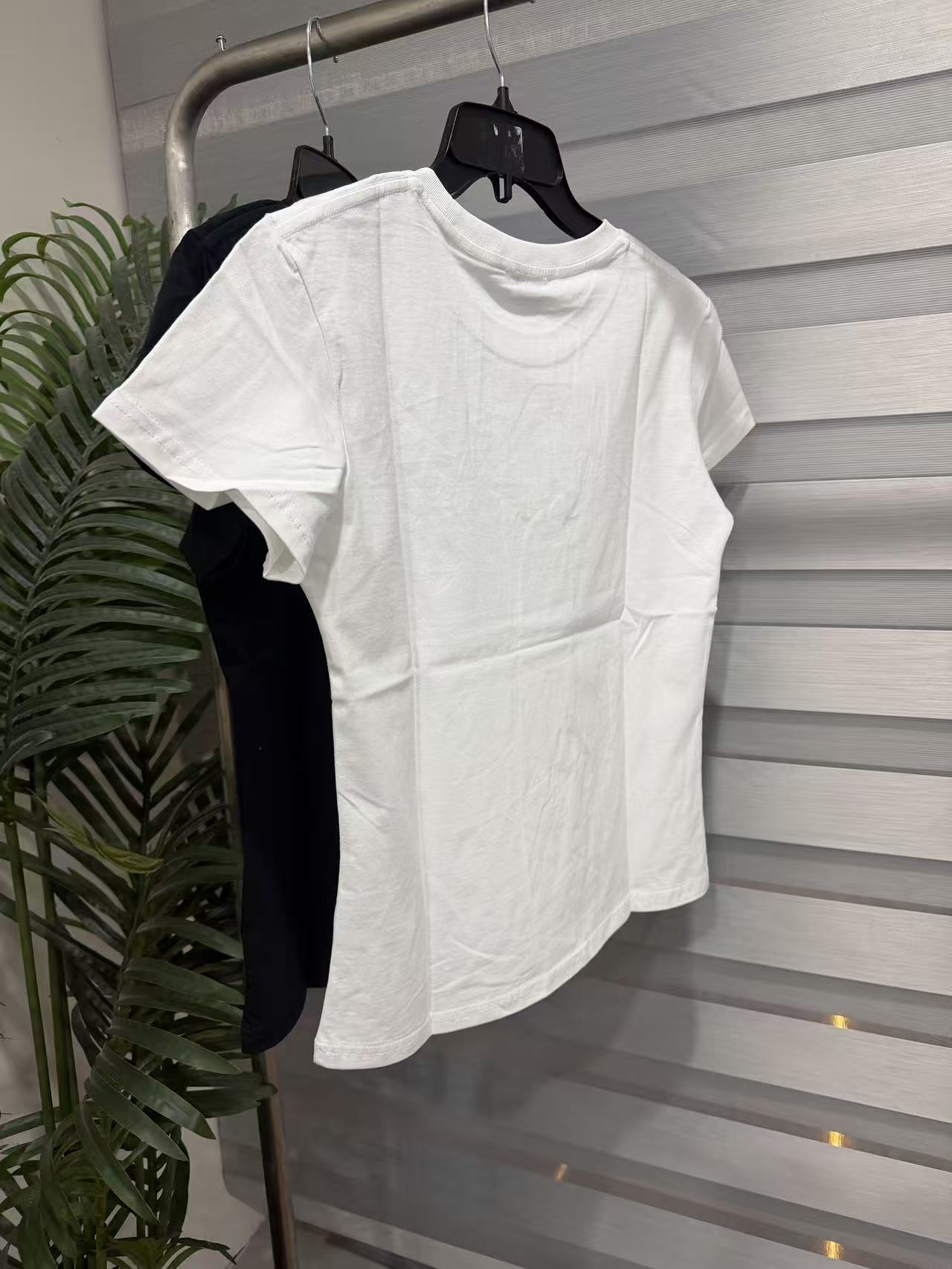 人均入！！真的洋气！胸口刺绣小细节自留两色女士棉T恤