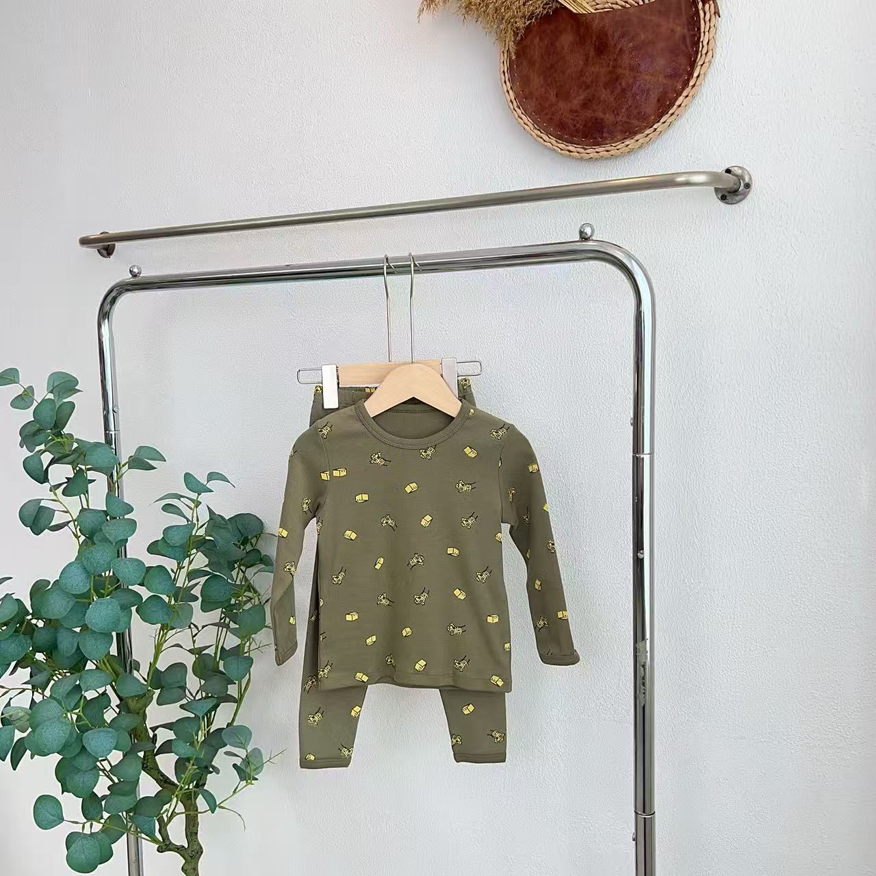 9208韩深绿机器人家居服