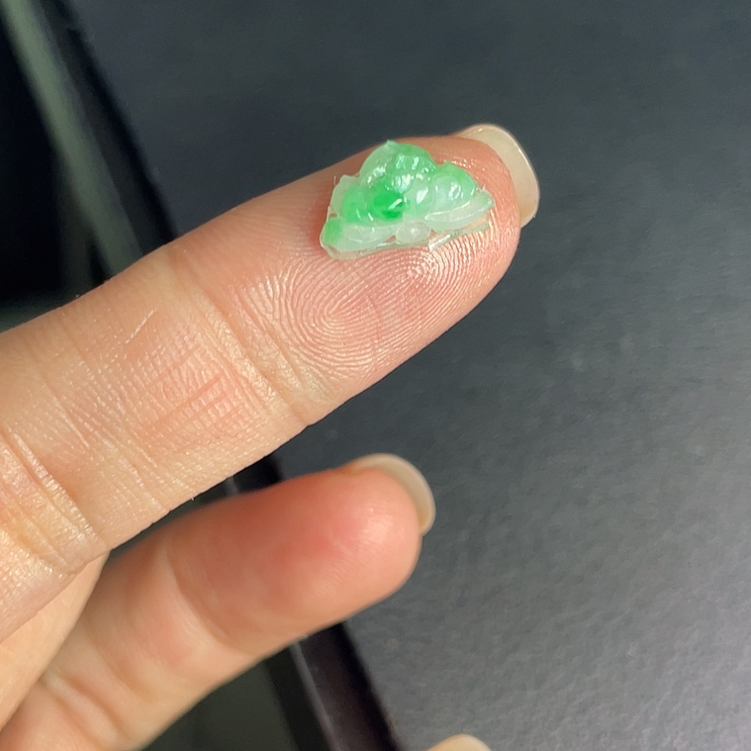 翡翠未镶嵌颈饰荷花