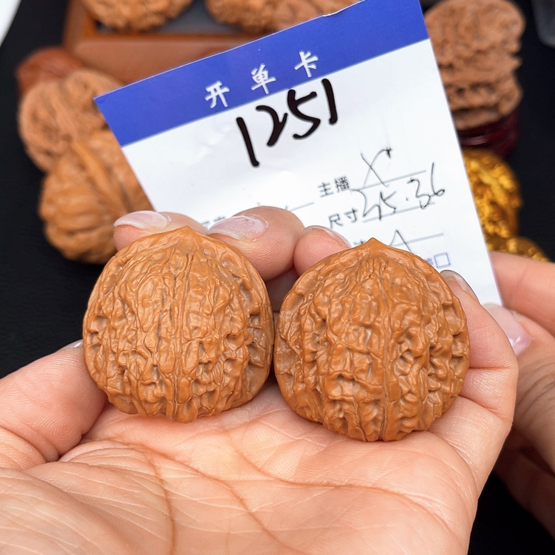 文玩核桃吊坠球白35尺。  1251
