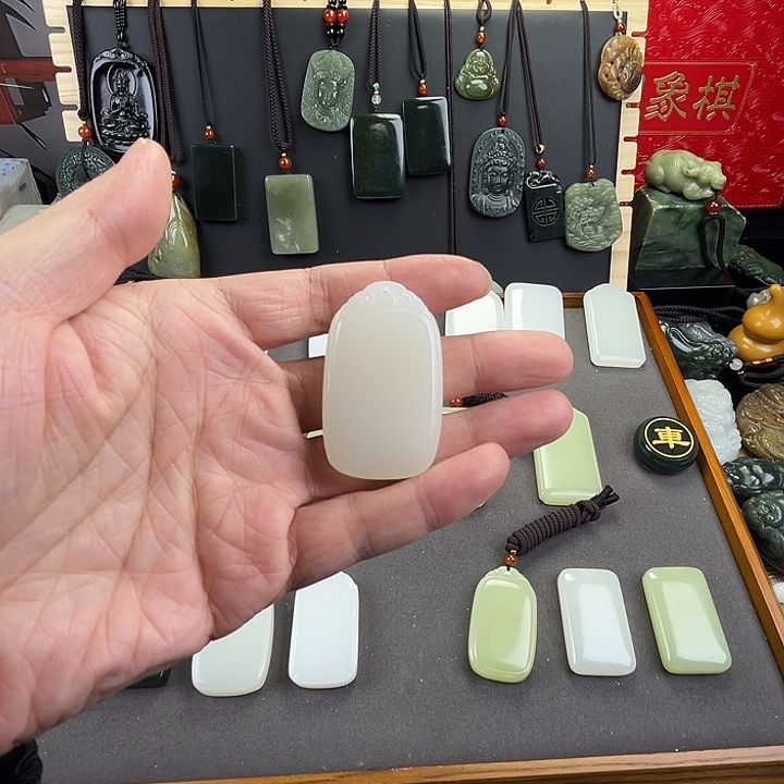 乌***学玉暖白三五圆头祥云牌