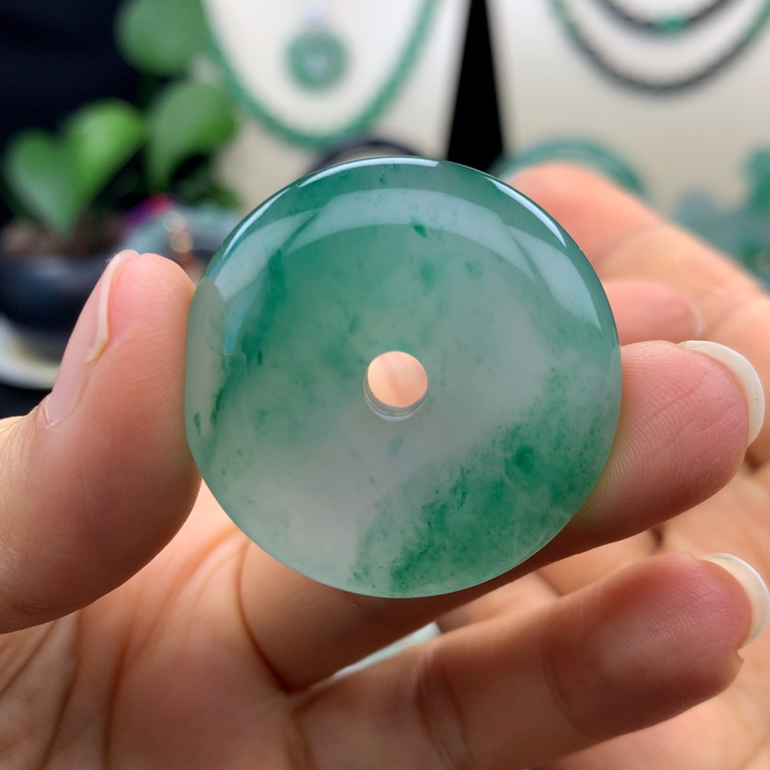 石英质玉未镶嵌颈饰