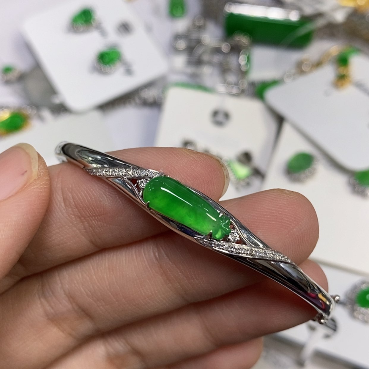 【闪购商品】颈饰18K金镶嵌翡翠*️****手镯