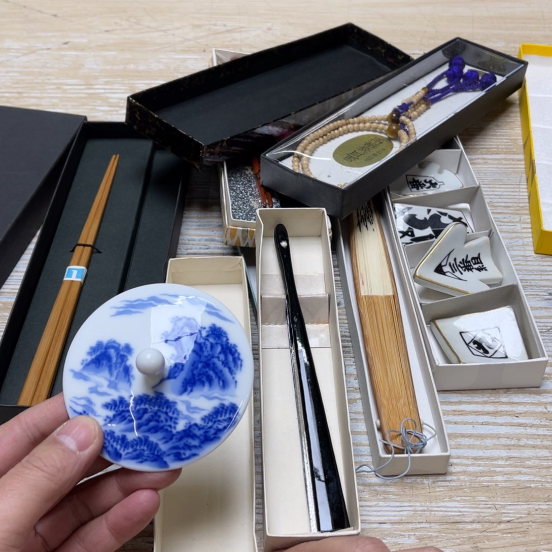 瓷片里**舍密密麻麻地排列着一个