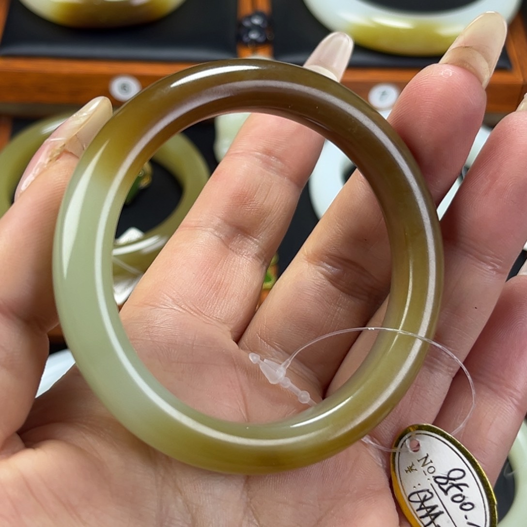 和田玉（糖玉）手镯未镶嵌54.55有结构