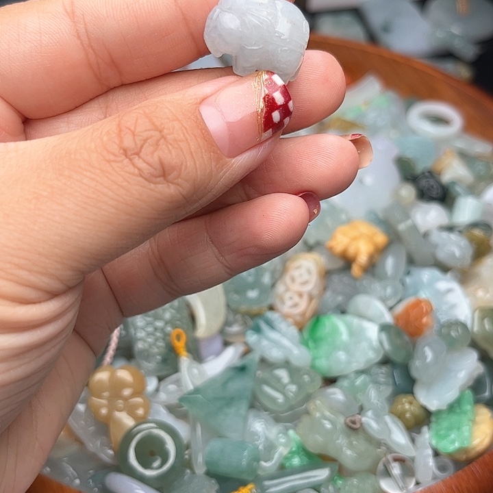 翡翠颈饰未镶嵌翡翠