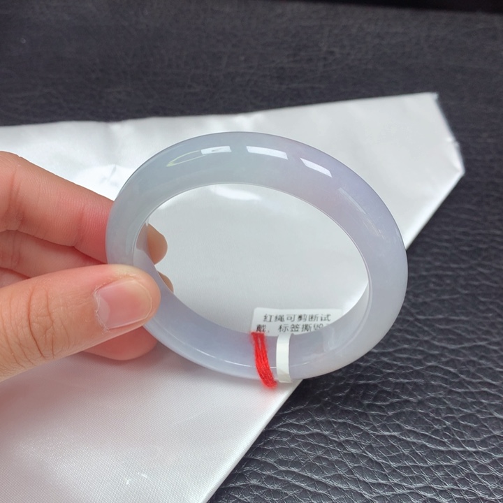 翡翠手镯未镶嵌。
