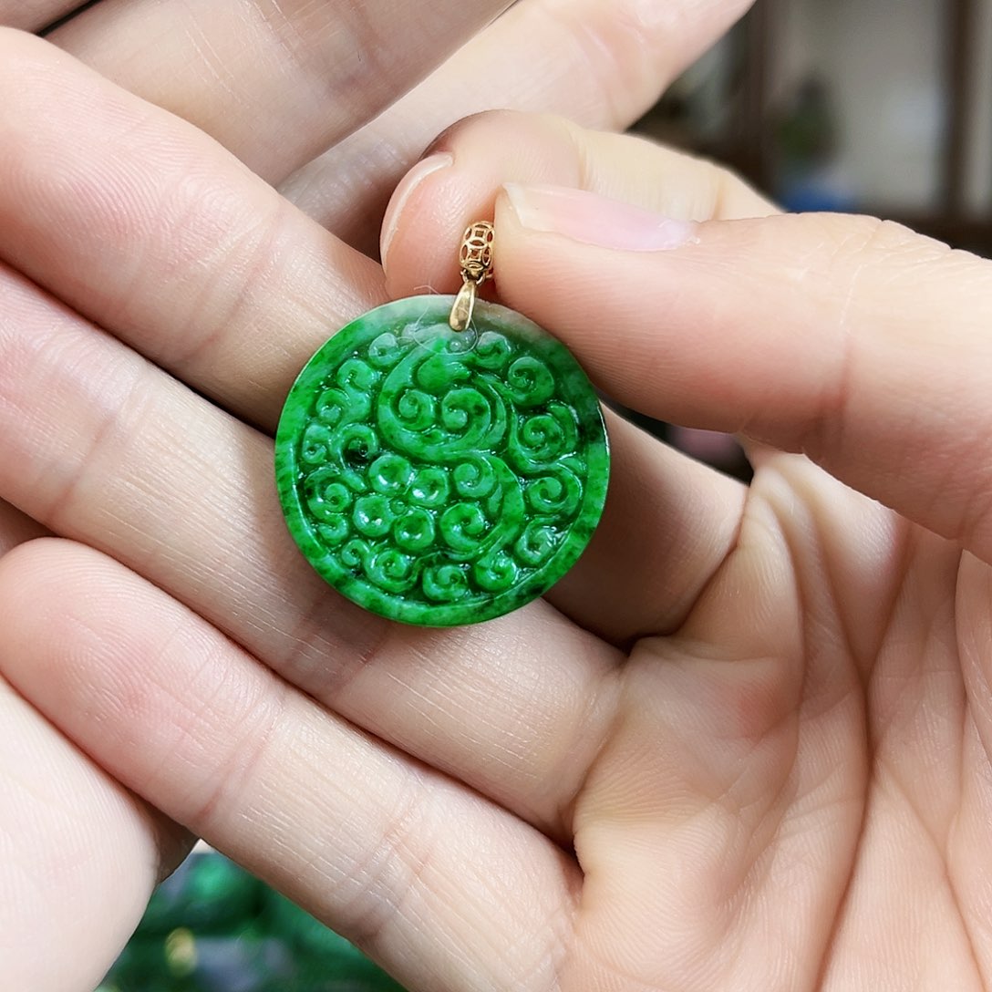 翡翠颈饰18K金镶嵌吊坠多样性