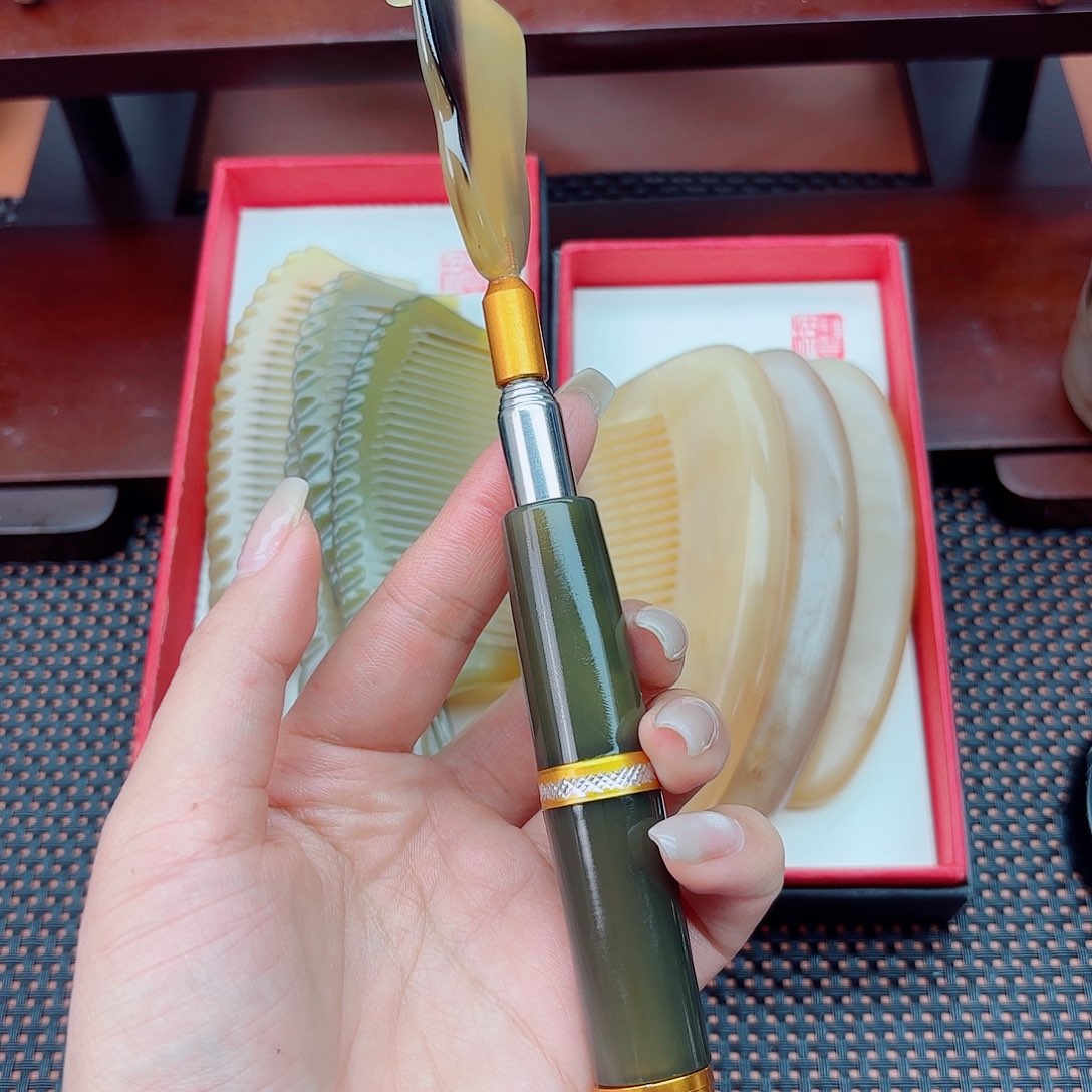纯手工制作纯牛角梳子