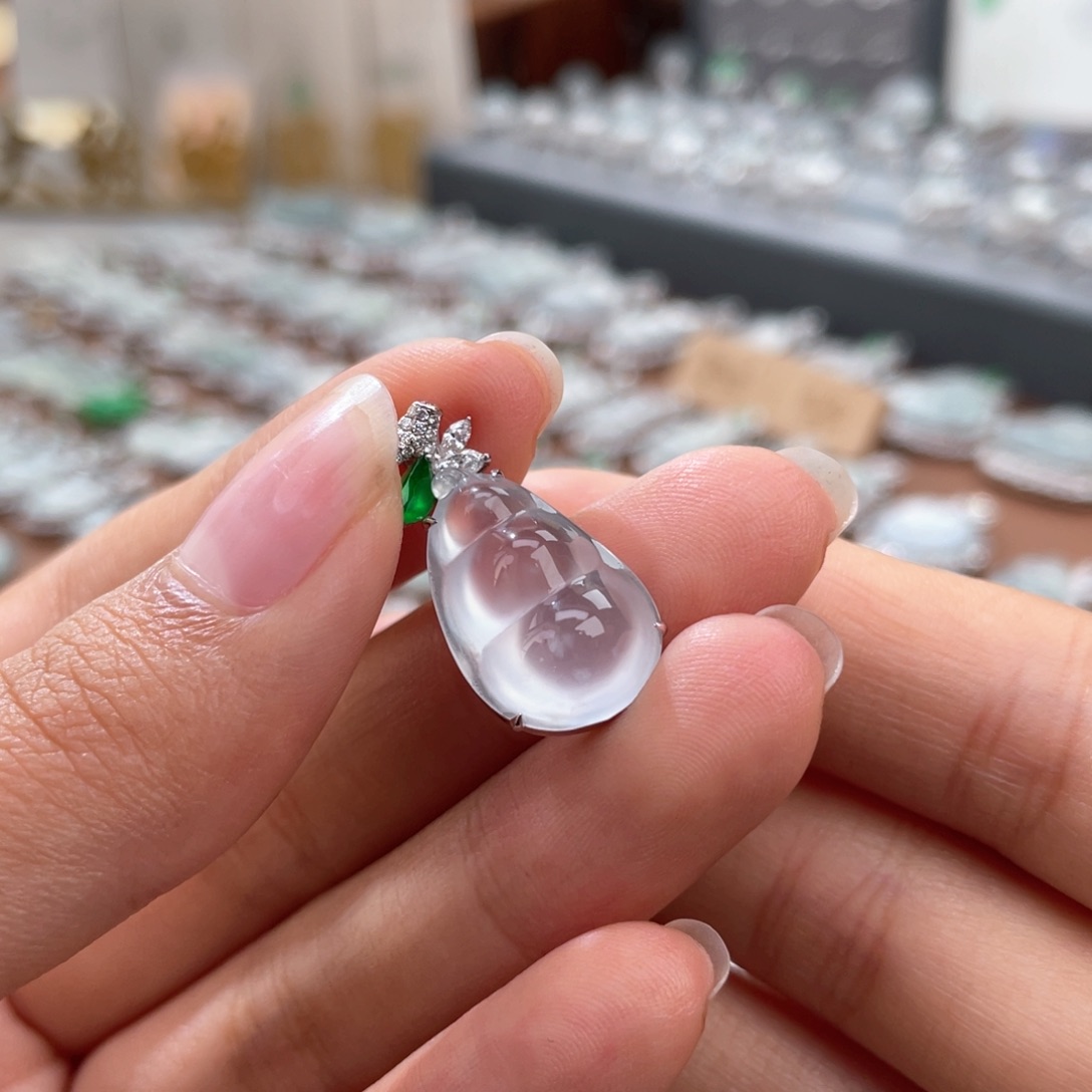 颈饰18K金镶嵌翡翠