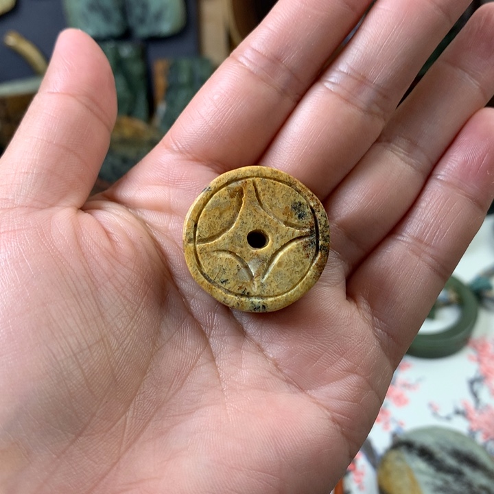 透闪石质玉未镶嵌颈饰