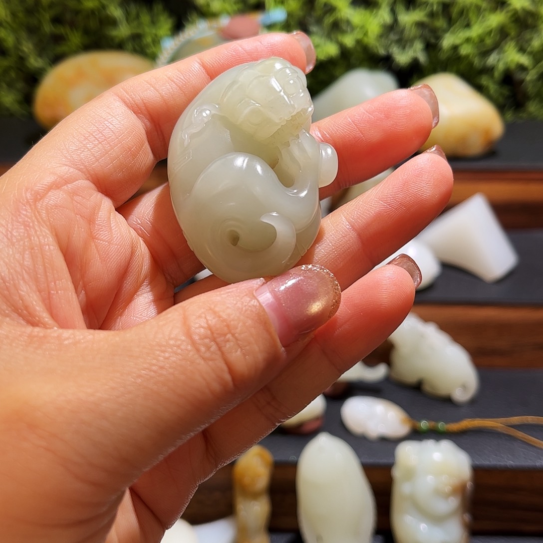 和田玉（糖玉）未镶嵌吊坠(赠链)籽回头貔貅