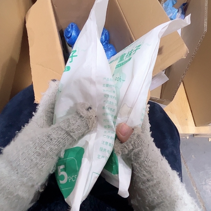 一次性儿童袜子2包。   