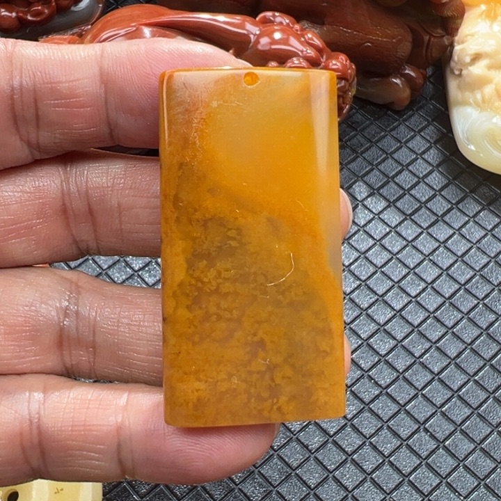 石英质玉（黄龙玉）颈饰合金