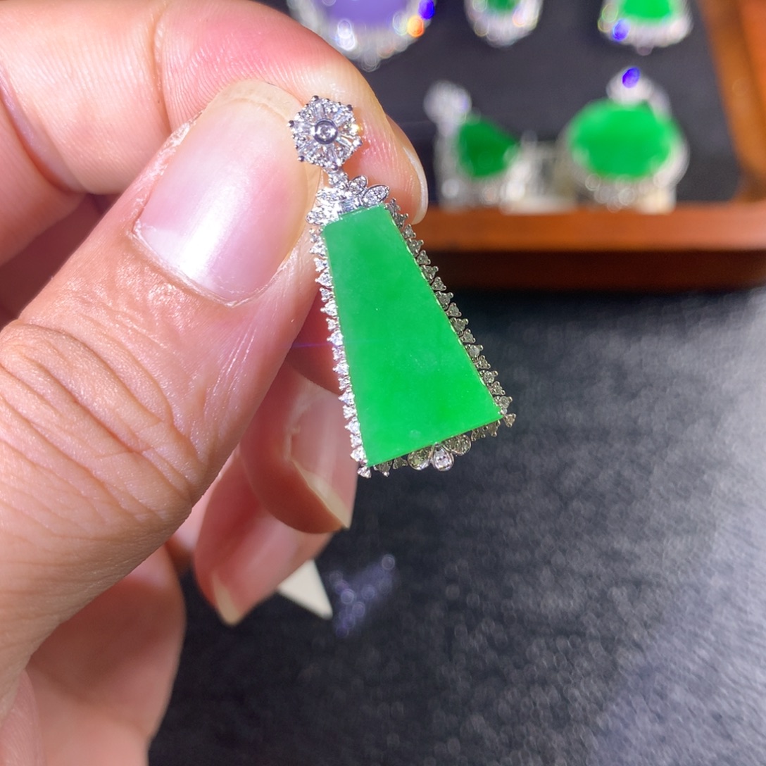 翡翠18K金镶嵌颈饰翡翠