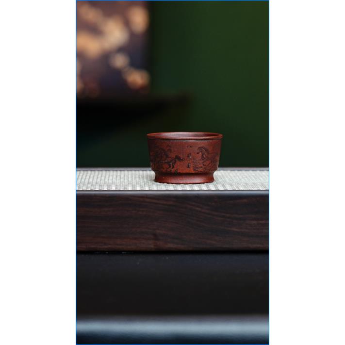 宜兴紫砂 主人杯刻绘八骏图 h473