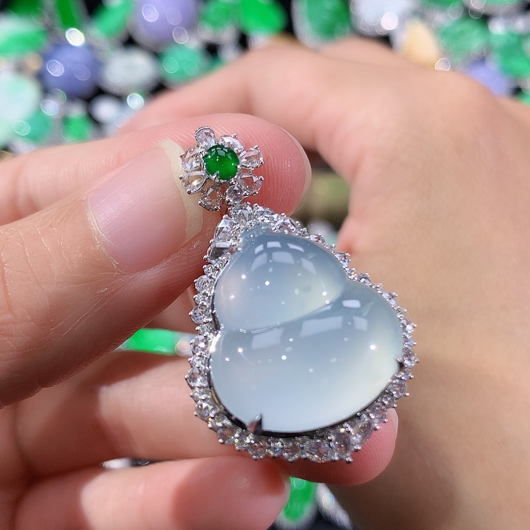 翡翠18K金镶嵌颈饰