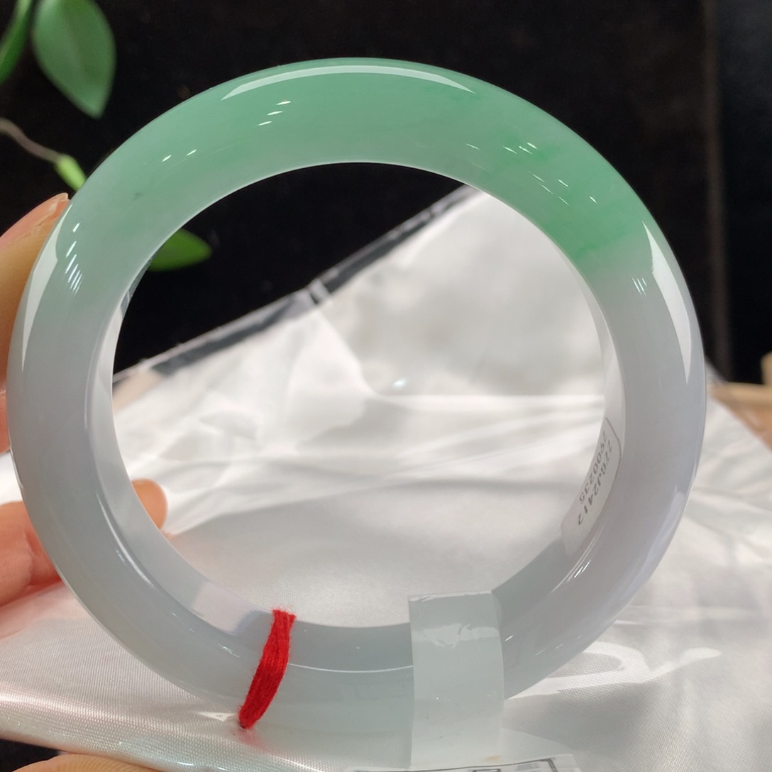 翡翠手镯未镶嵌小*总价3万。-0235