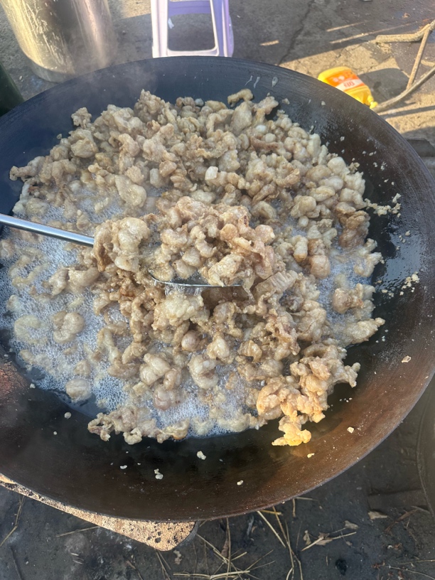 猪油渣正在炒制香