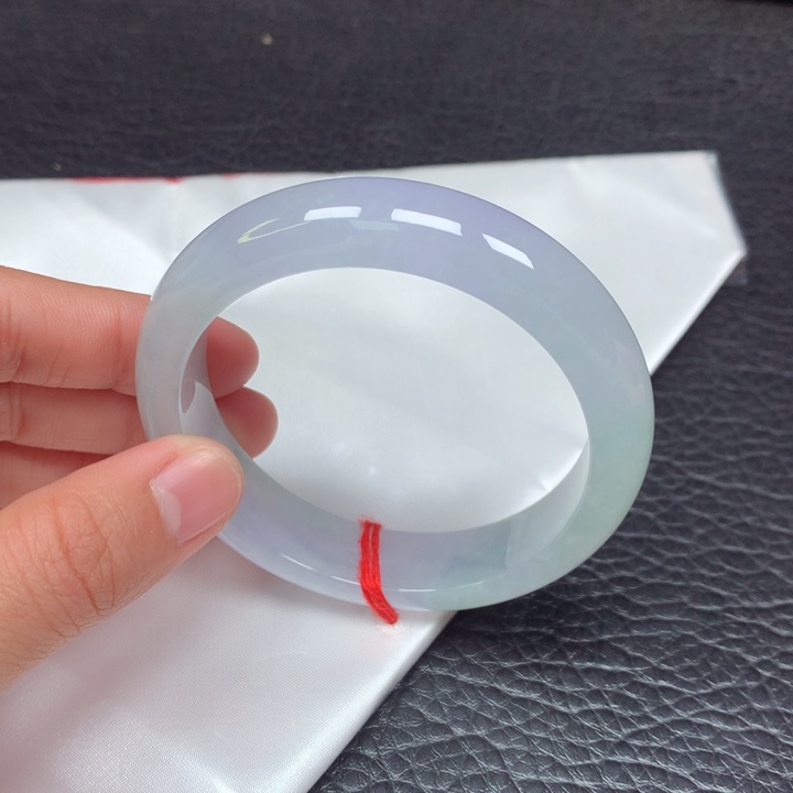 翡翠手镯未镶嵌。