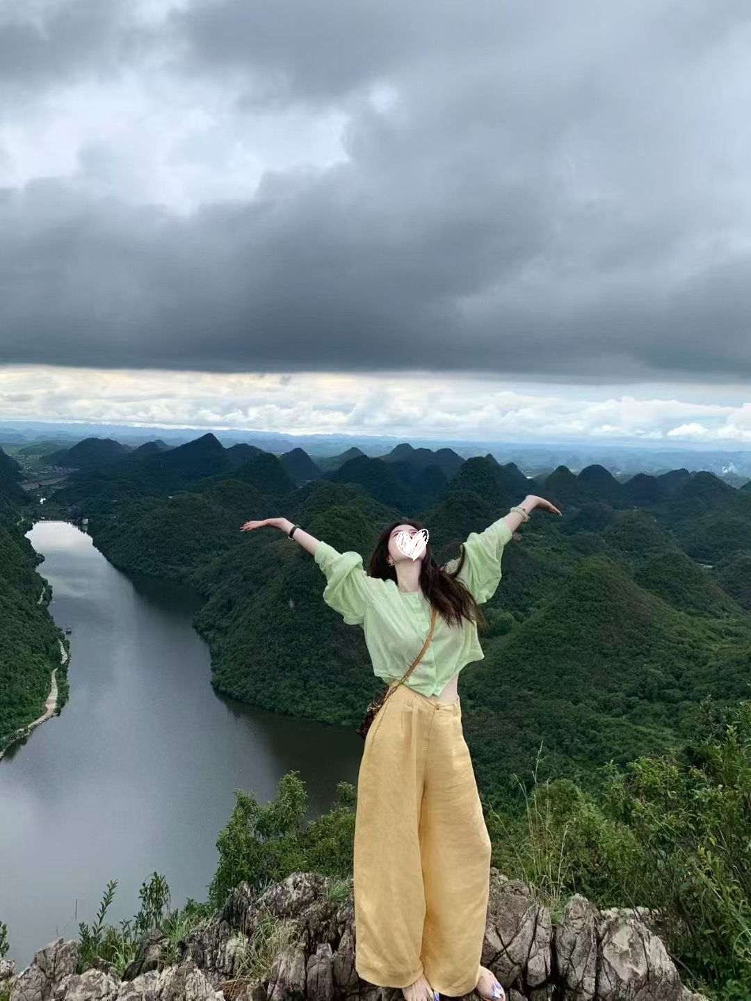 初秋新款巨好看的显白果绿衬衣+心头爱黄色休闲裤Q227