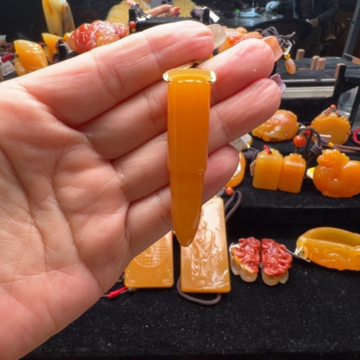 未镶嵌石英质玉（黄龙玉）颈饰