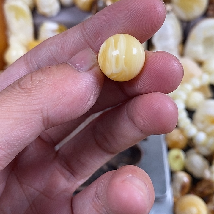 琥珀裸石未镶嵌我