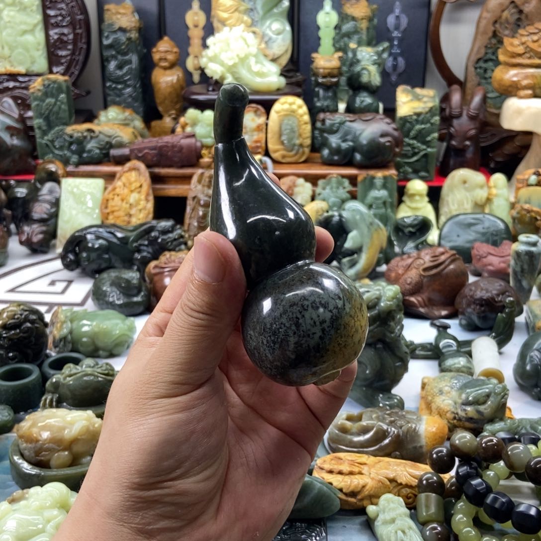 惬***的岫岩河磨玉（透闪石质玉）未镶嵌把件