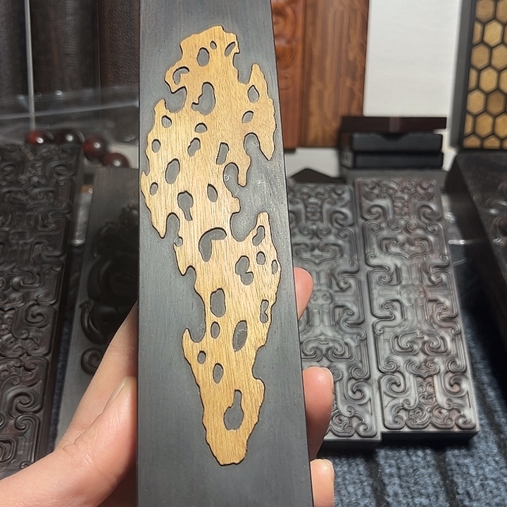 文***道紫光檀镶嵌金丝楠木太湖石造型