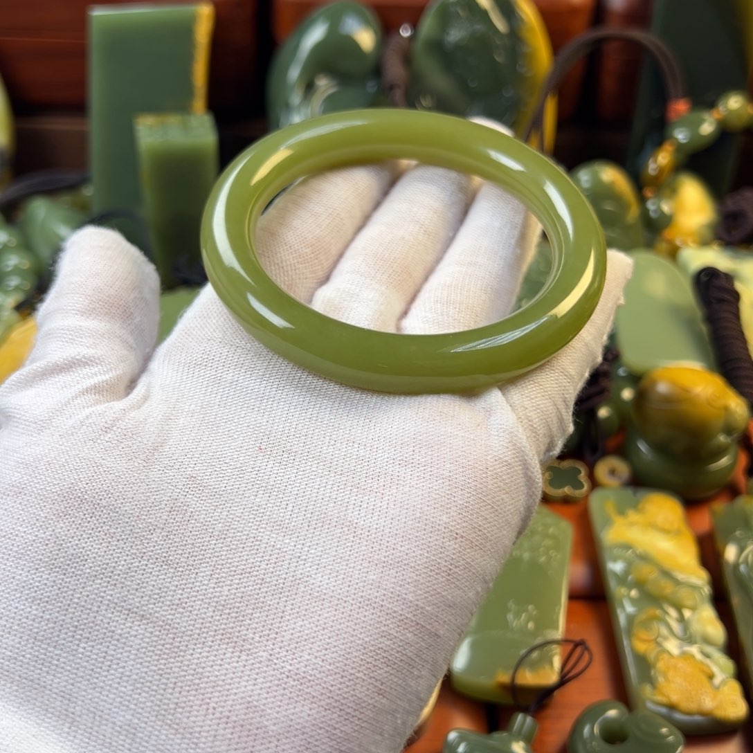 岫岩老玉（透闪石质玉）手镯未镶嵌爱***贝