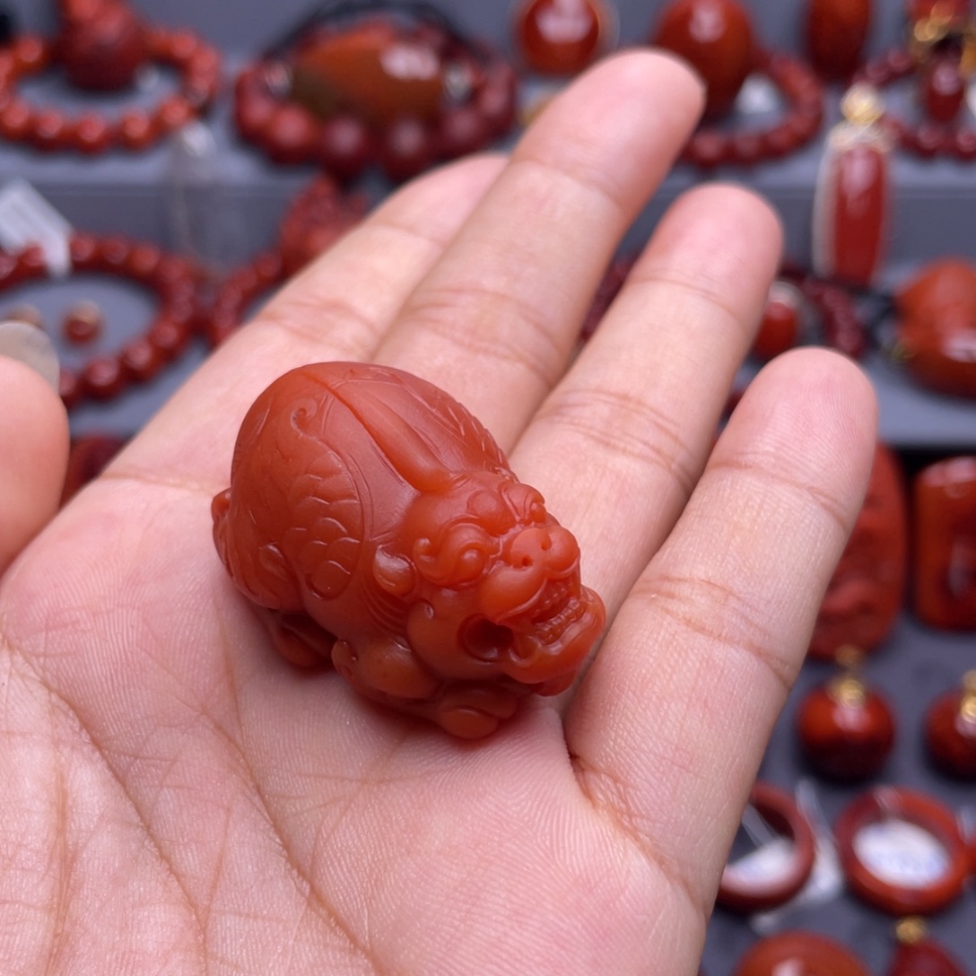 南红玛瑙未镶嵌珠宝奇石貔貅吊坠