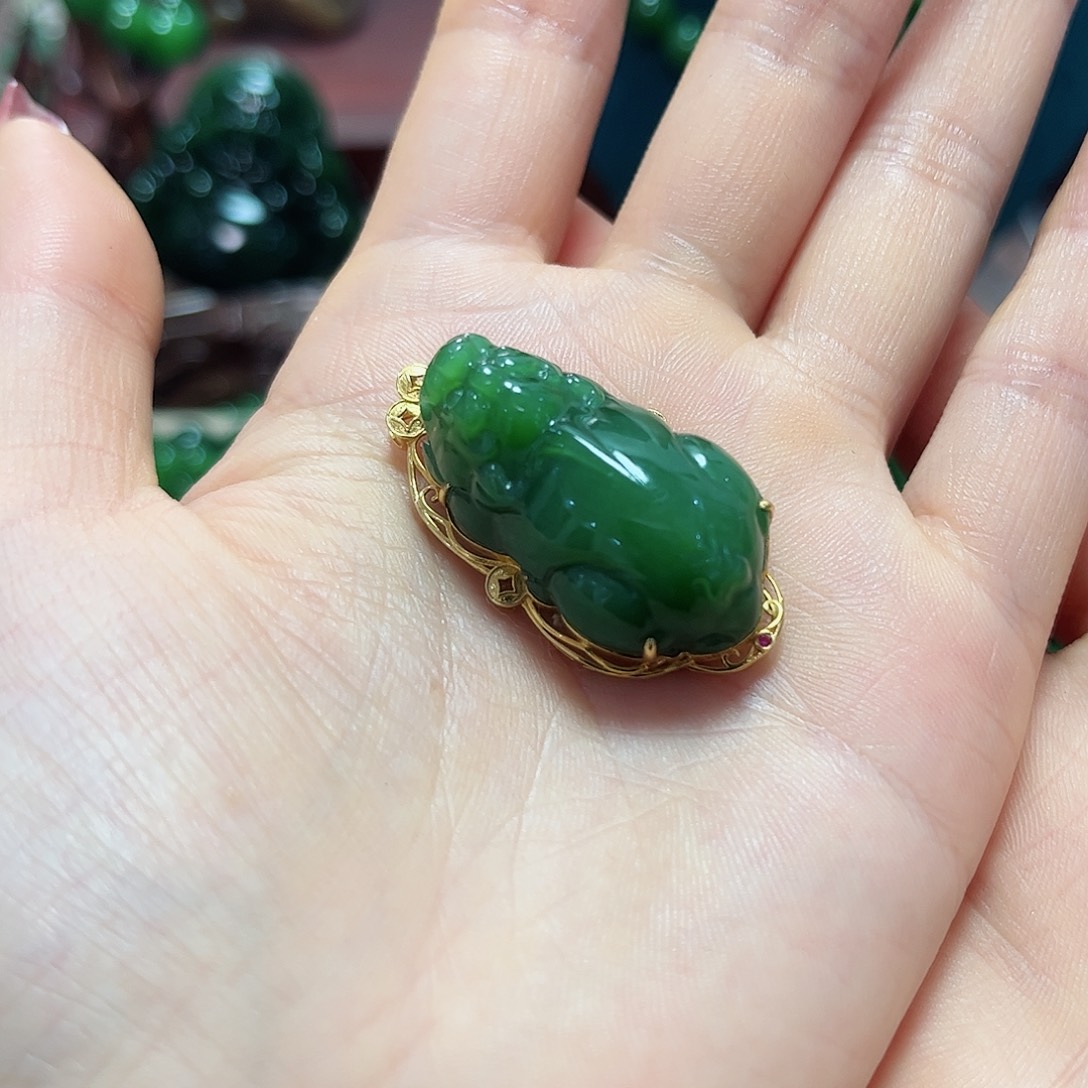 和田玉吊坠18K金镶嵌