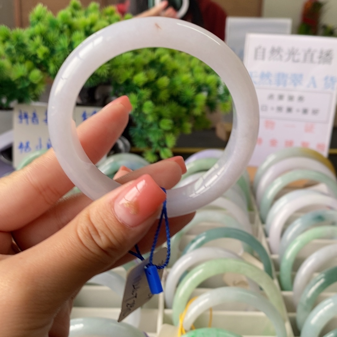 翡翠手镯未镶嵌种水镯，有些小包容