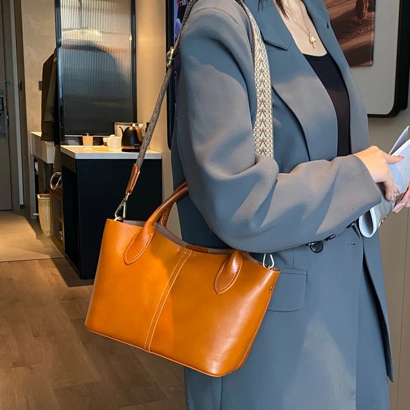 纯牛皮斜挎手提包女百搭2025秋冬新款牛皮大容量多隔层单肩托特包