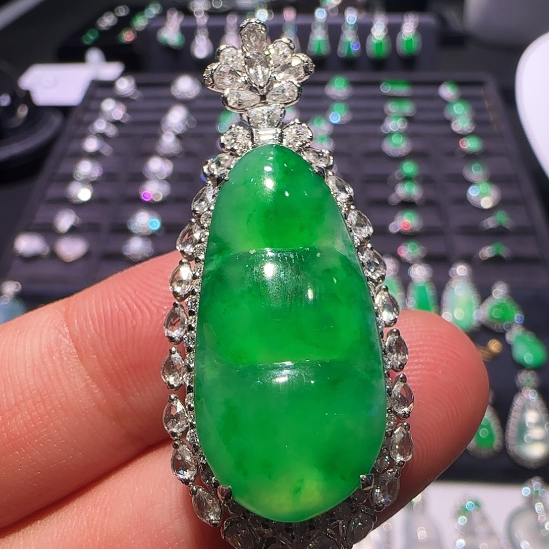 翡翠18K金镶嵌颈饰吊坠